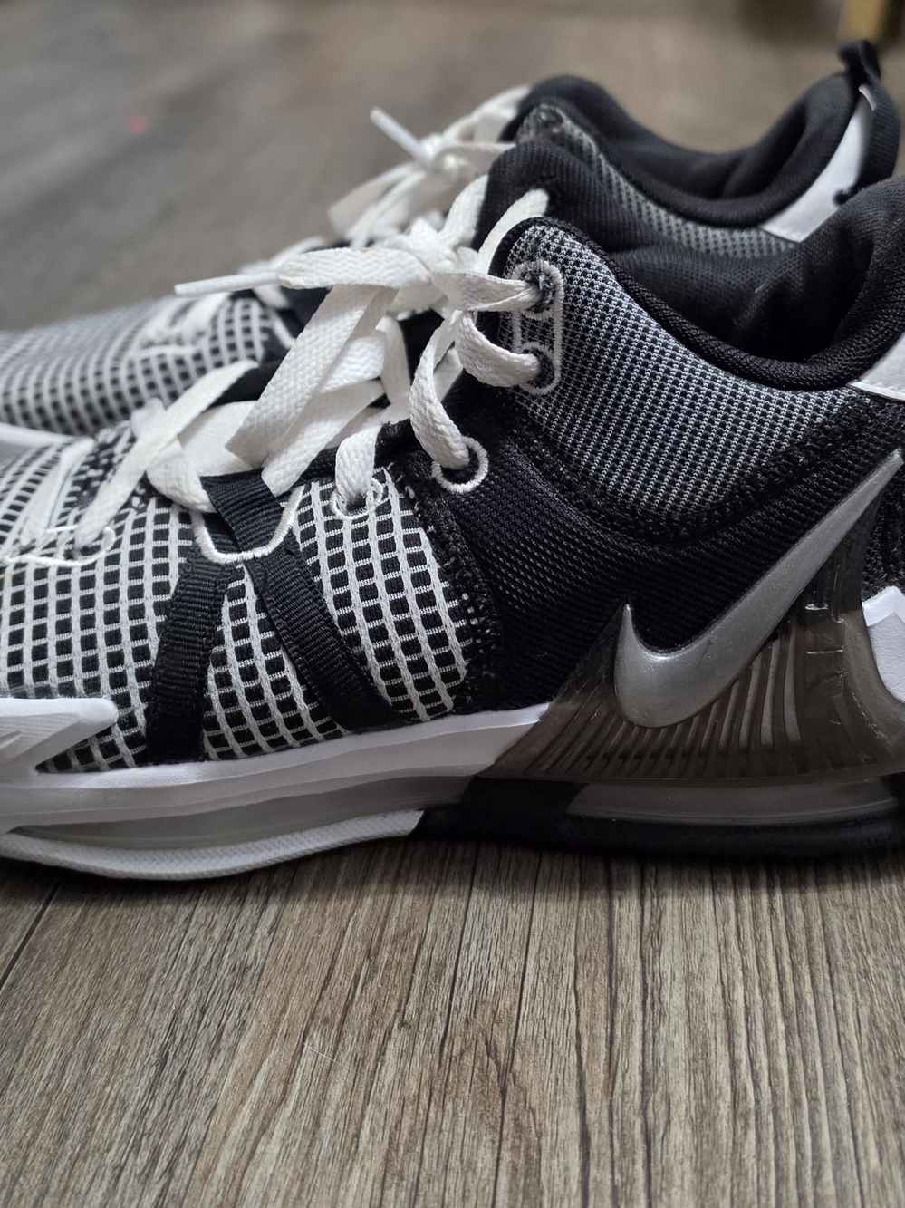 Nike Men’s Black, White & Silver Training Sneakers
